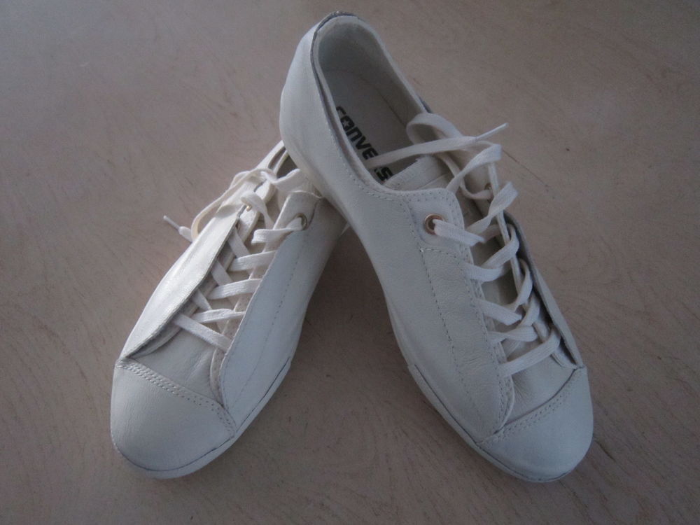 Une paire de chaussures (tennis Converse Chaussures