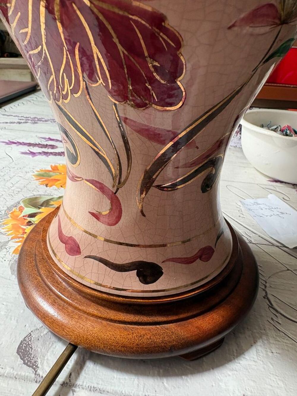 Jolie Lampe salon pied fa&iuml;ence et socle bois 
Décoration
