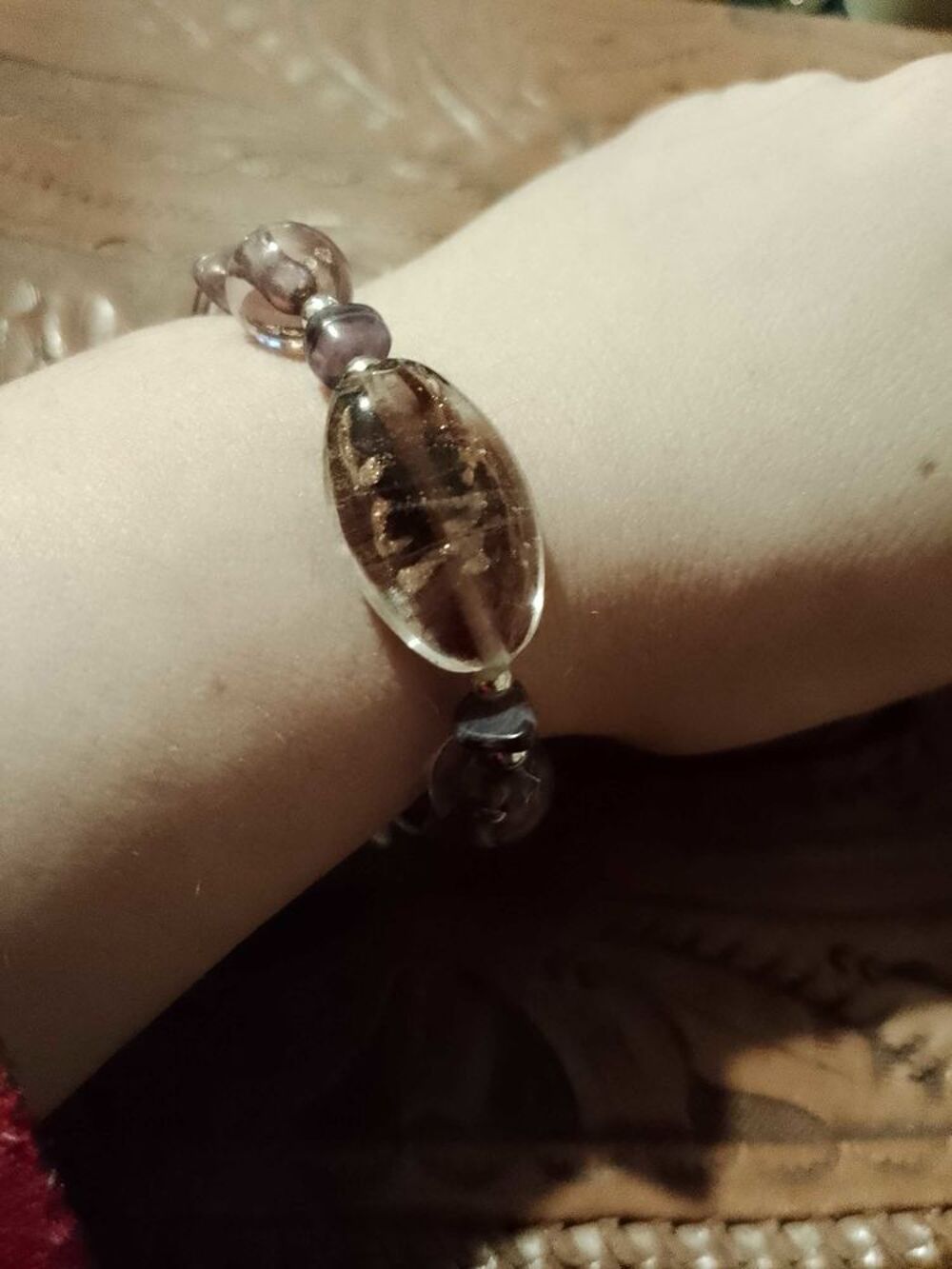 bracelet &eacute;lastique perles en plastique violettes. Bijoux et montres