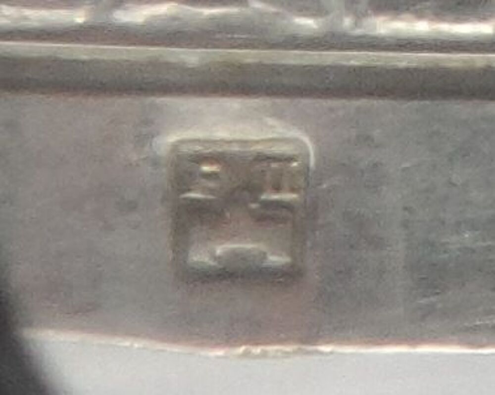 Rond de serviette ancien en m&eacute;tal argent&eacute; avec poin&ccedil;on
Cuisine