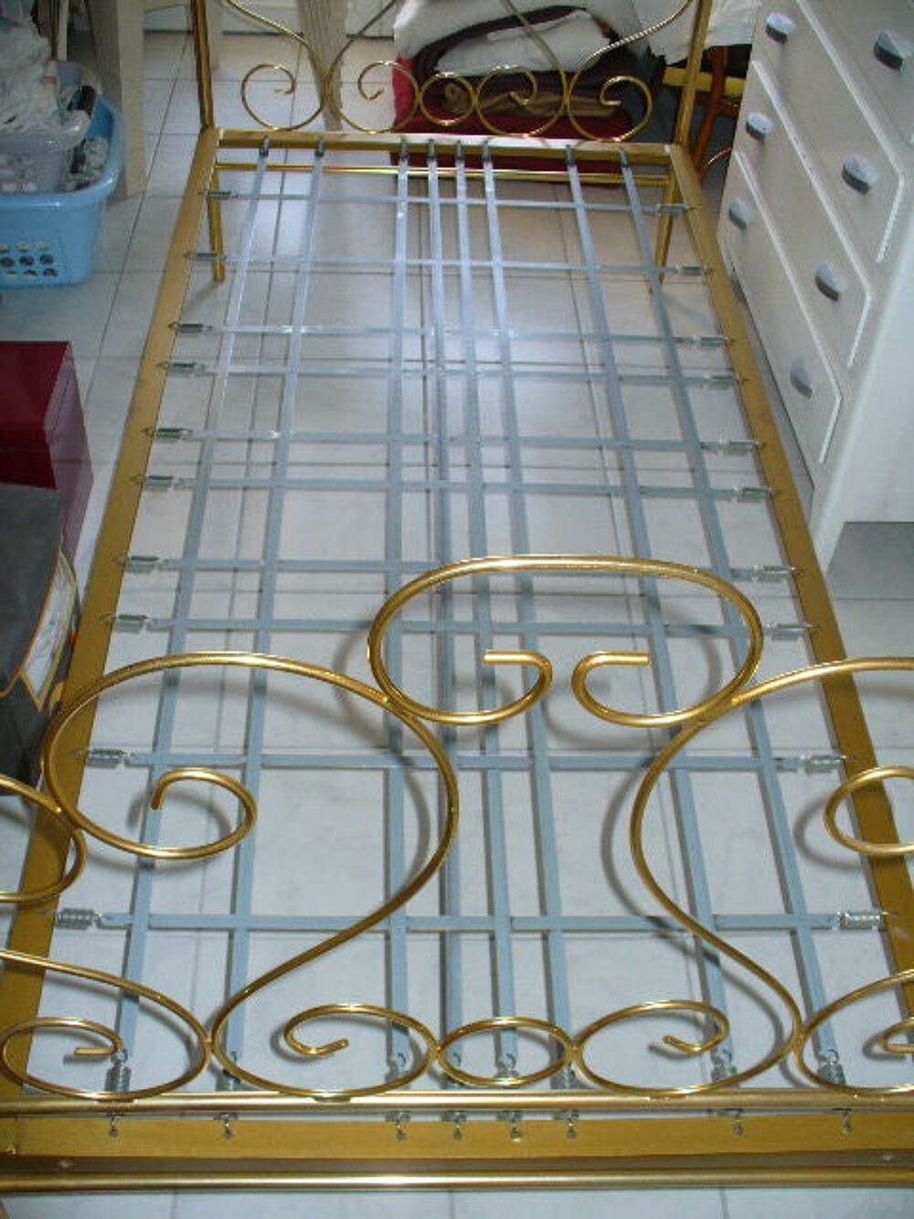 Lit m&eacute;tallique avec parements dor&eacute;s &amp; matelas 90 cm Meubles