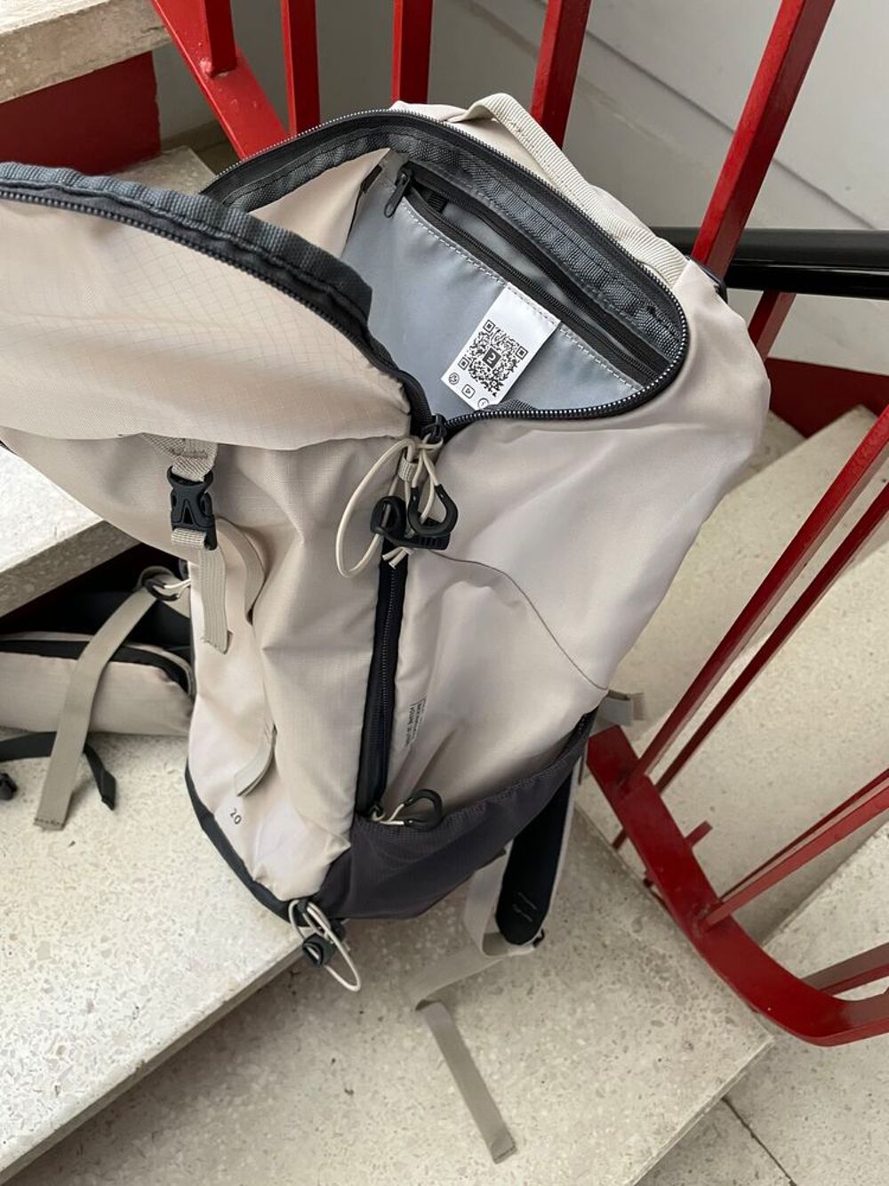 Sac &agrave; dos Quechua beige et gris, neuf Sports