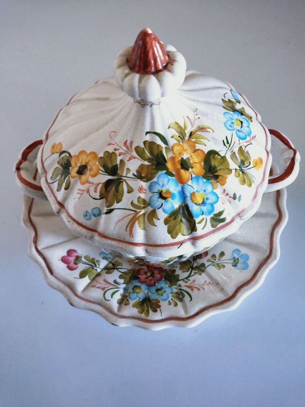 Pot avec couvercle sur assiette Cuisine
