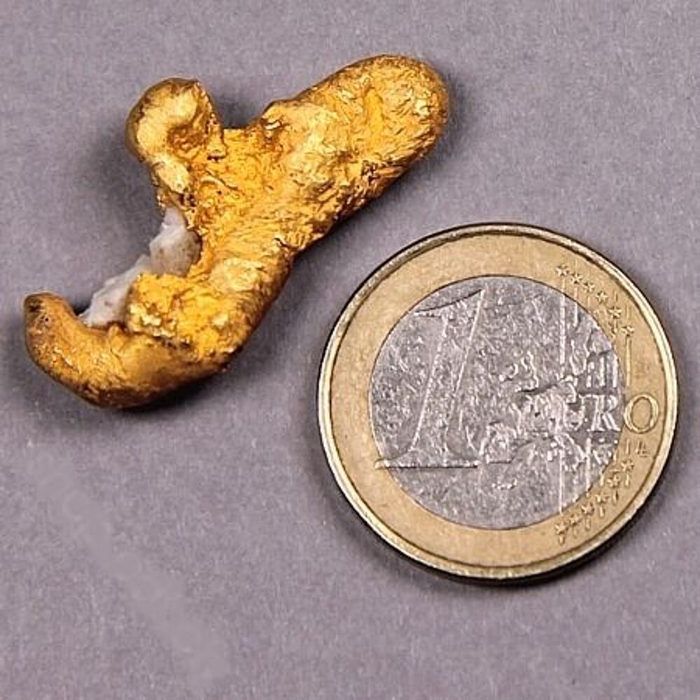 P&eacute;pite d'or de 15 g avec quartz incrust&eacute; 