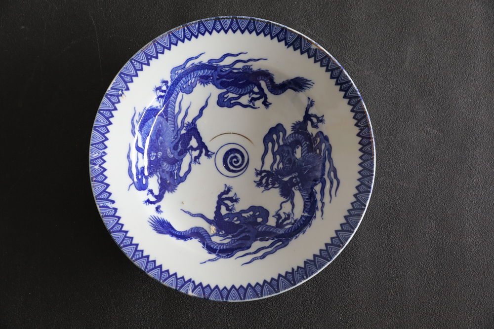 ASSIETTE CHINOISE AVEC 3 DRAGONS SIGNE 