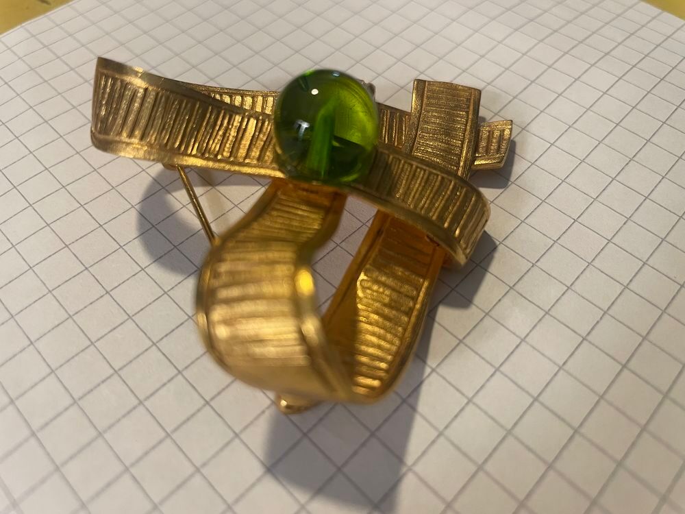 Broche coeur GM dor&eacute; cisel&eacute; avec perle verte ANTIGONA Mus&eacute;e Bijoux et montres