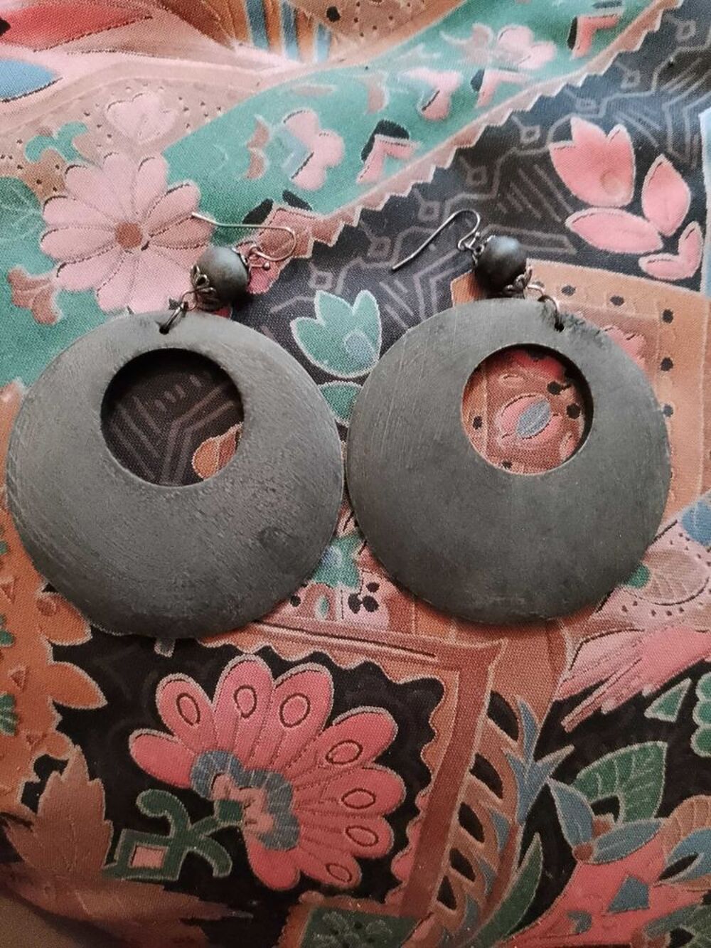 boucles d'oreilles en bois l&eacute;ger noir sur m&eacute;tal argent&eacute;. Bijoux et montres