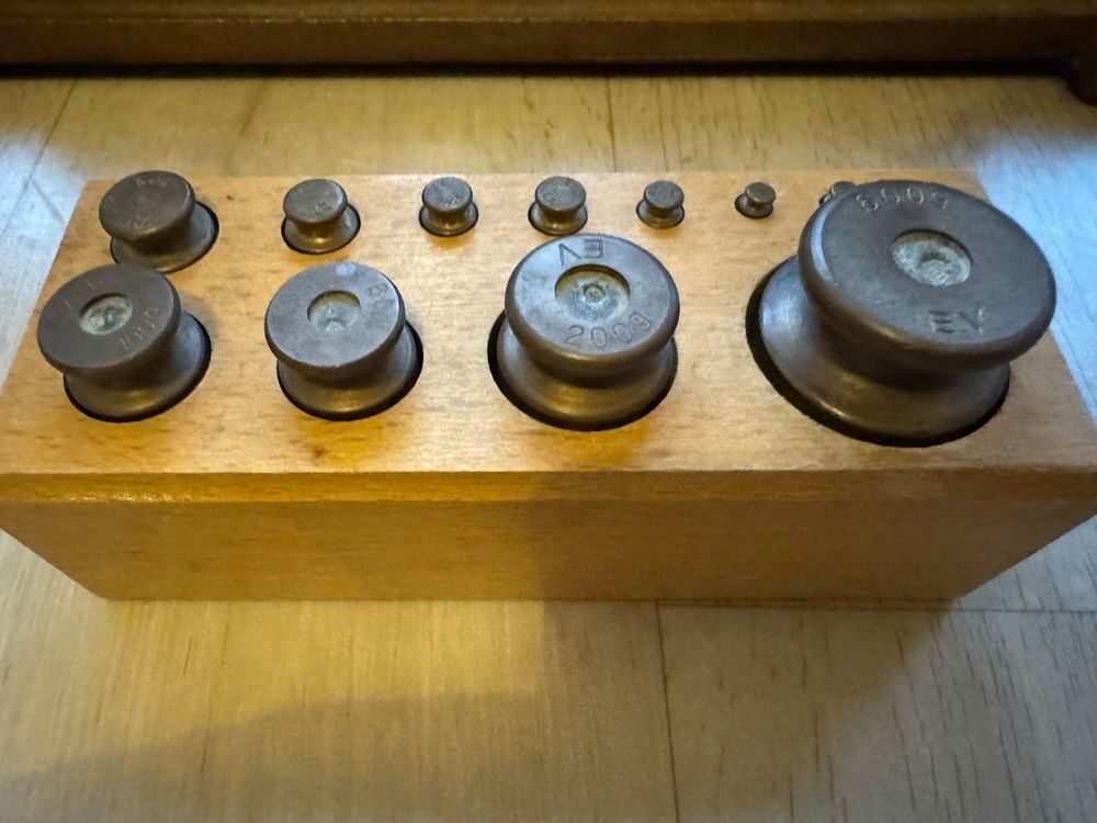 Ancienne balance et ses poids D�coration