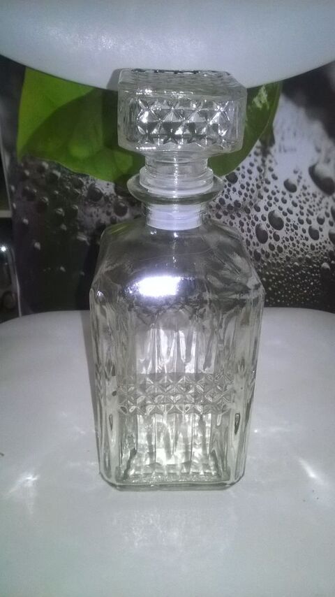 Carafe à Whisky 
NEUVE
En verre 
Contenance 1 L
24 cm de 8 Talange (57)