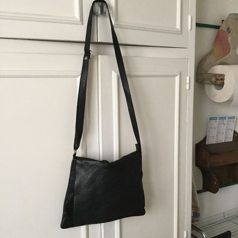 SAC POCHETTE EN CUIR NOIR AGNEAU, &eacute;tat voisin du neuf Maroquinerie