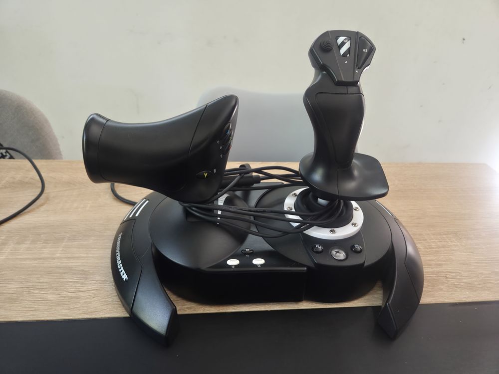 [Lot] Xbox Series X + Disque Dur SEAGATE 2 TO + THRUSTMASTER Consoles et jeux vidéos