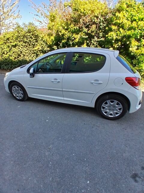 Peugeot 207 + 1.4 HDi 68ch FAP BLUE LION