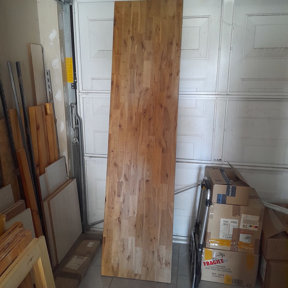 plateau de bureau et tr&eacute;teaux en bois. Meubles