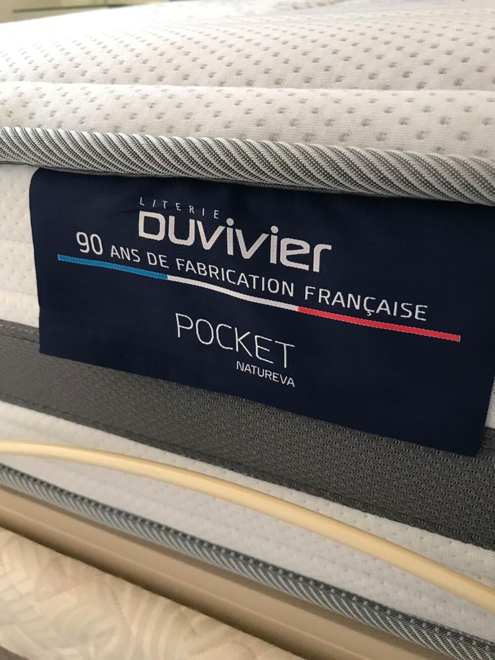 Lot de 2 matelas 80x200 de marque DUVIVIER .
Meubles