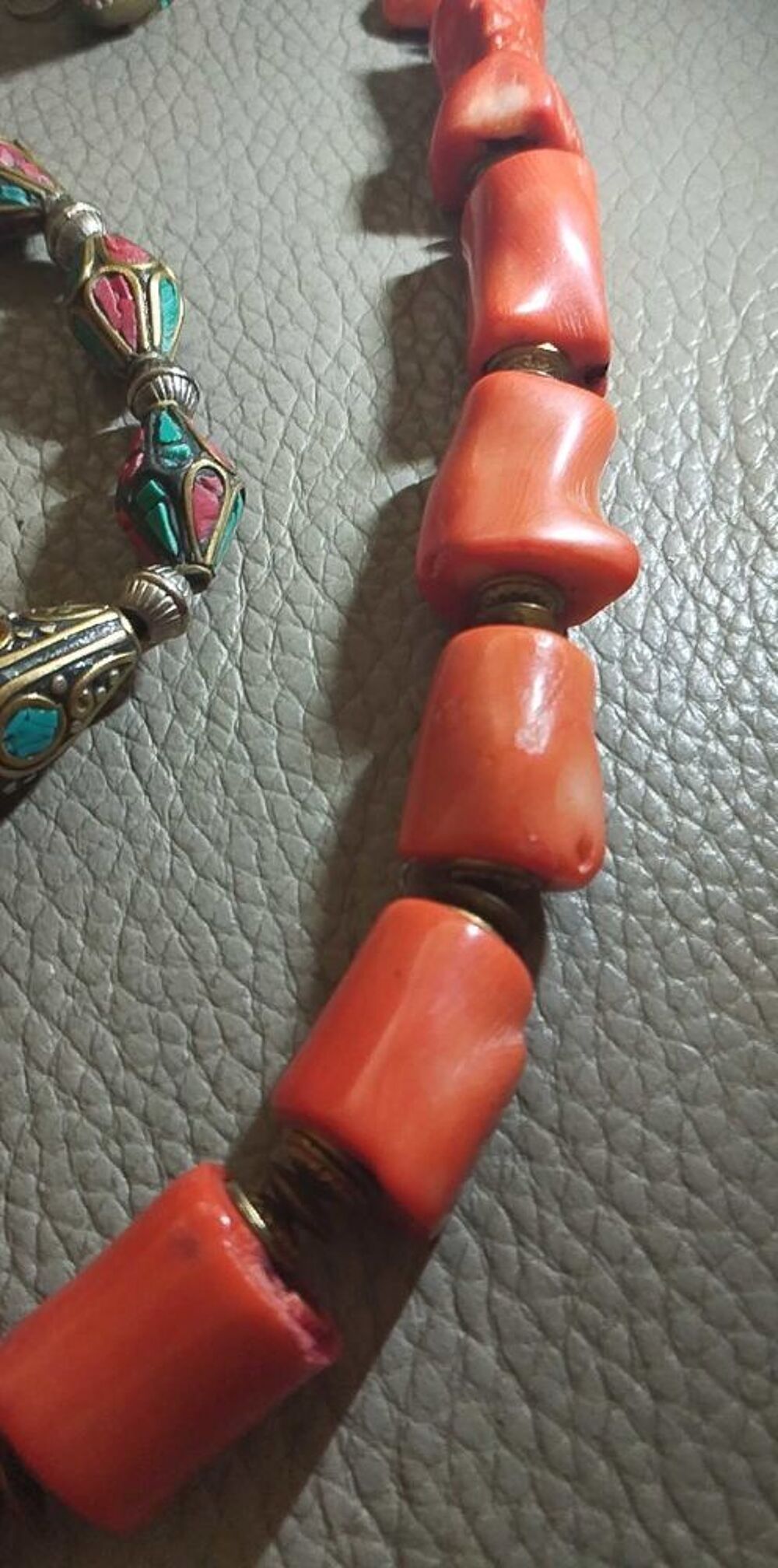 Prestigieux ensemble collier, bracelet, boucles d'oreilles tib&eacute;tain en Corail Bambou naturel Bijoux et montres