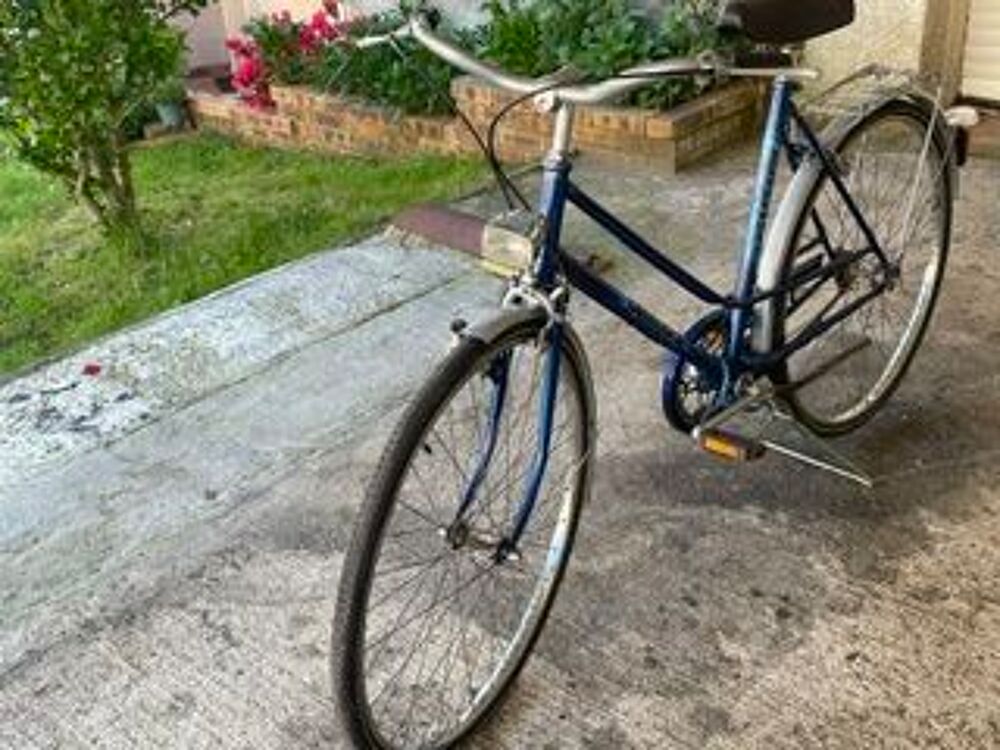 V&eacute;lo de ville bleu cadre bas Vélos
