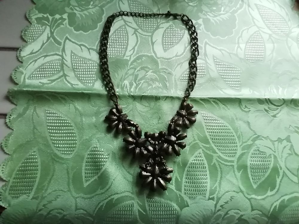 Collier pendentif de toute beaut&eacute; Bijoux et montres