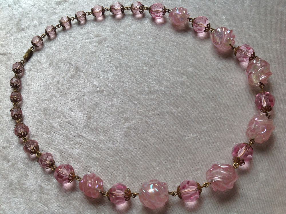 COLLIER ROSE PERLES de VERRE NERVUR&Eacute;ES ET FACETTES Envoi Pos Bijoux et montres