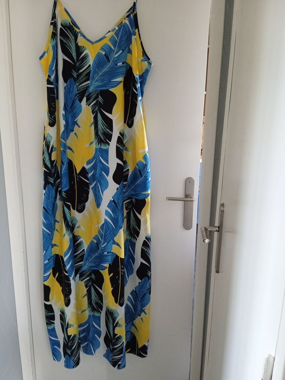 robe longue &agrave; bretelles &eacute;tat neuf Vêtements