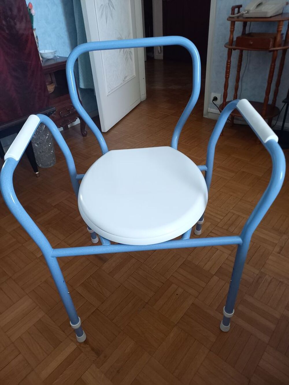 Chaise perc&eacute;e Meubles