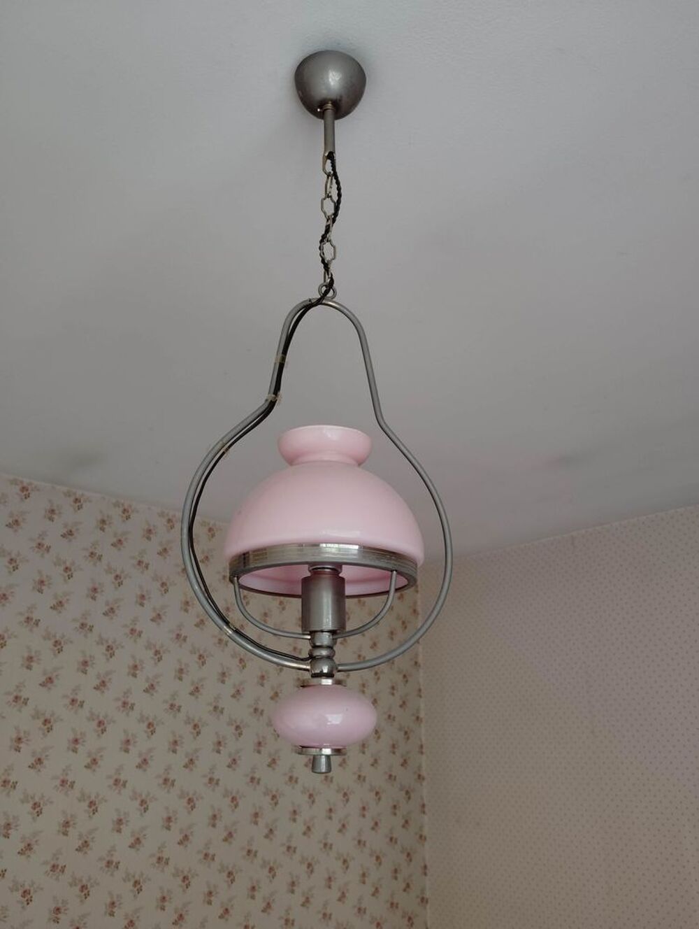 &eacute;clairage plafonnier &agrave; 1 point lumineux. coloris rose. Décoration