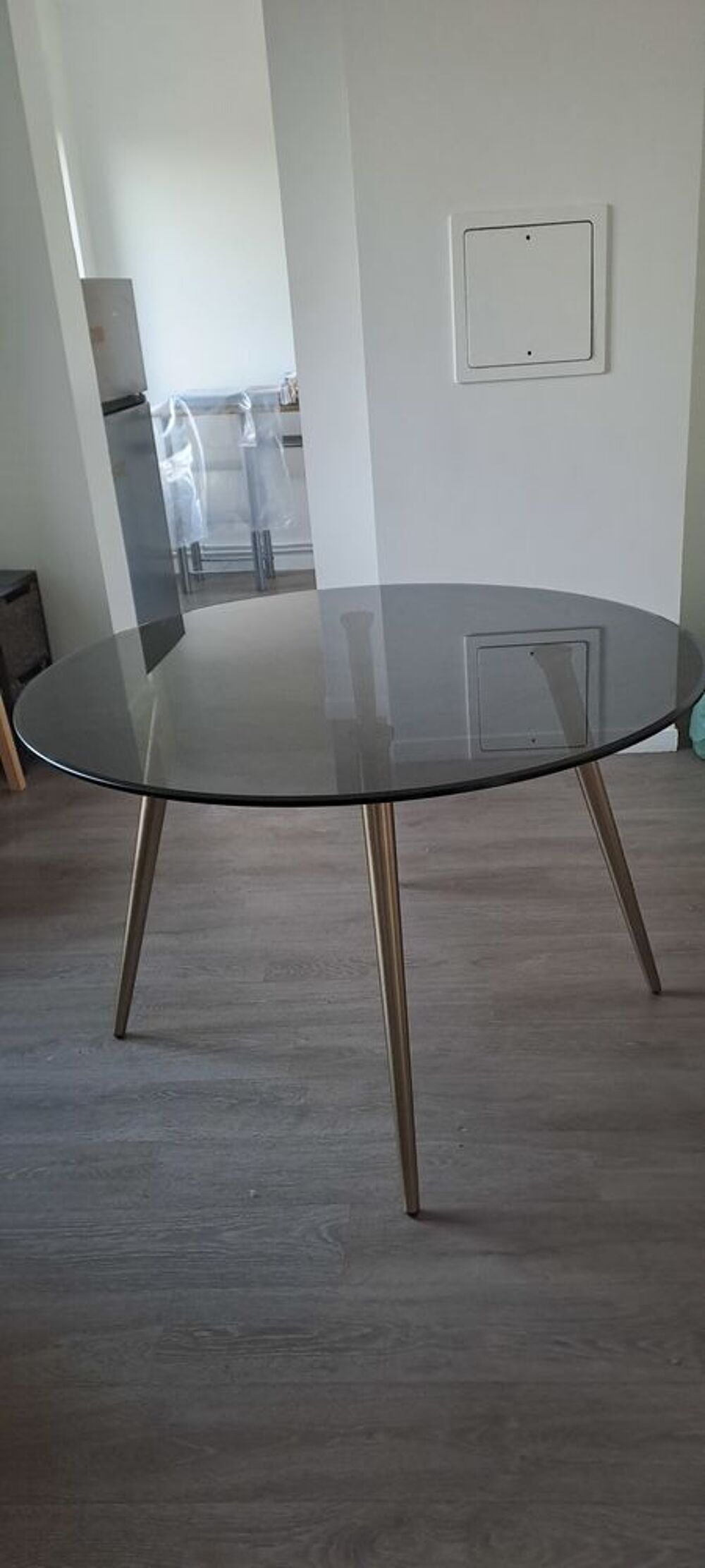 Table ronde en verre fum&eacute; 4 personnes Meubles