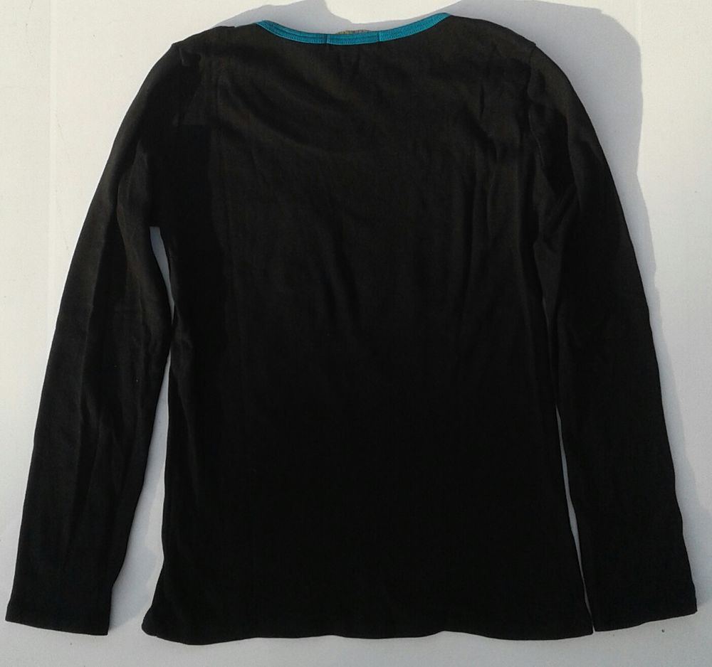 t-shirt longues manches
noir avec col bleu Vtements