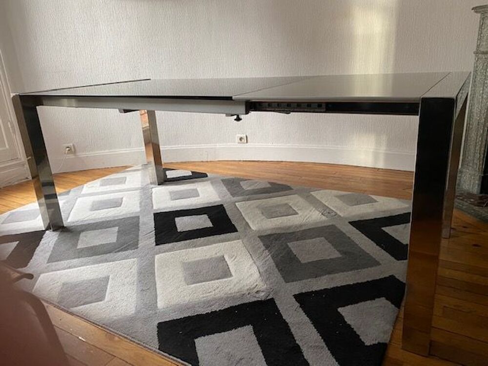 1 Table en verre noire pied chrom&eacute;s 
3 Chaises noires Meubles