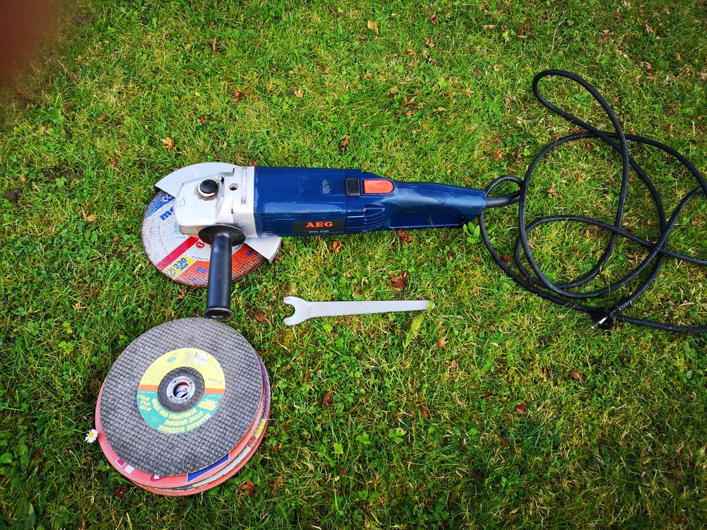 TRONCONNEUSE A M&Eacute;TAUX AEG Bricolage