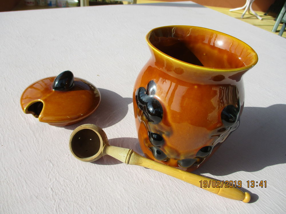 1 Pot &agrave; Olives d&eacute;cor&eacute; (St R&eacute;my de Provence). Décoration