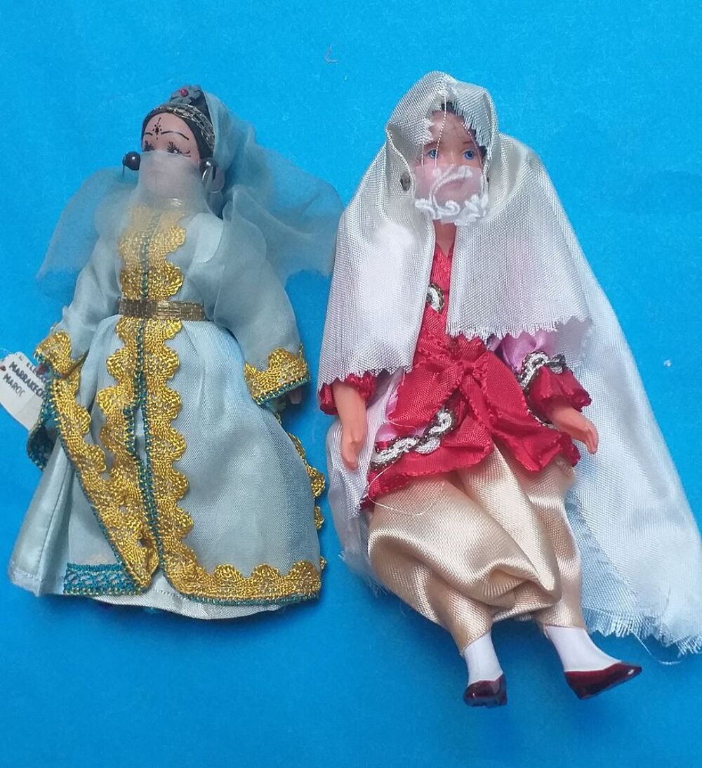 2 poup&eacute;es folkloriques orientales dont une du Maroc avec &eacute;tiquette 