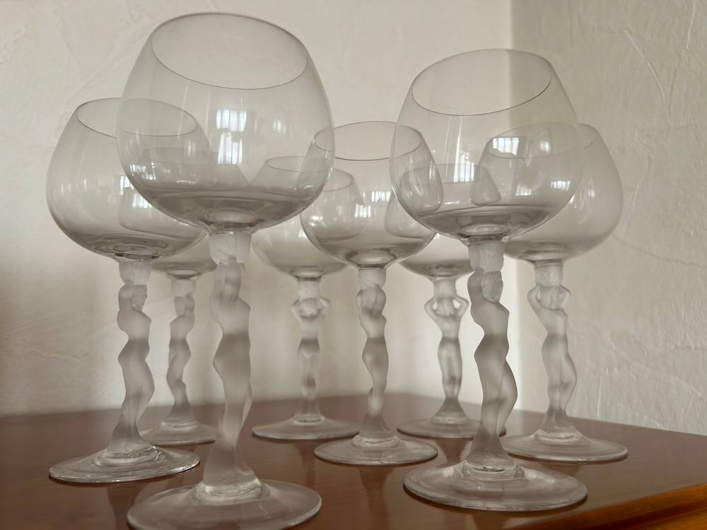 8 verres &agrave; vin avec le pied en forme de femme Cuisine