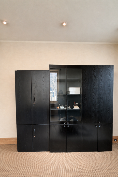 Armoire et table ronde bois noir 350 Paris 16 (75)