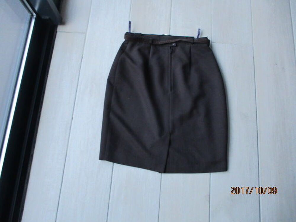 Jupe boutons V�tements