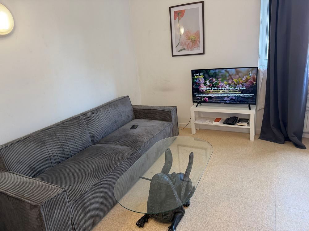 Canap&eacute; 2 places + Grande TV ? Tr&egrave;s bon &eacute;tat
M Meubles