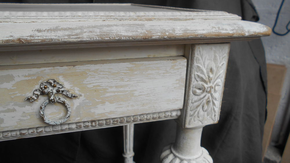 Table style Louis XVI patin&eacute;e 'shabby' Meubles