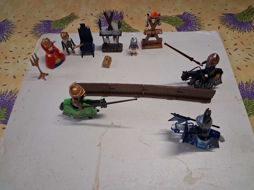 LOT PLAYMOBIL TOURNOI MYEN AGE 3 CAVALIERS +3 FIGURINES Jeux / jouets