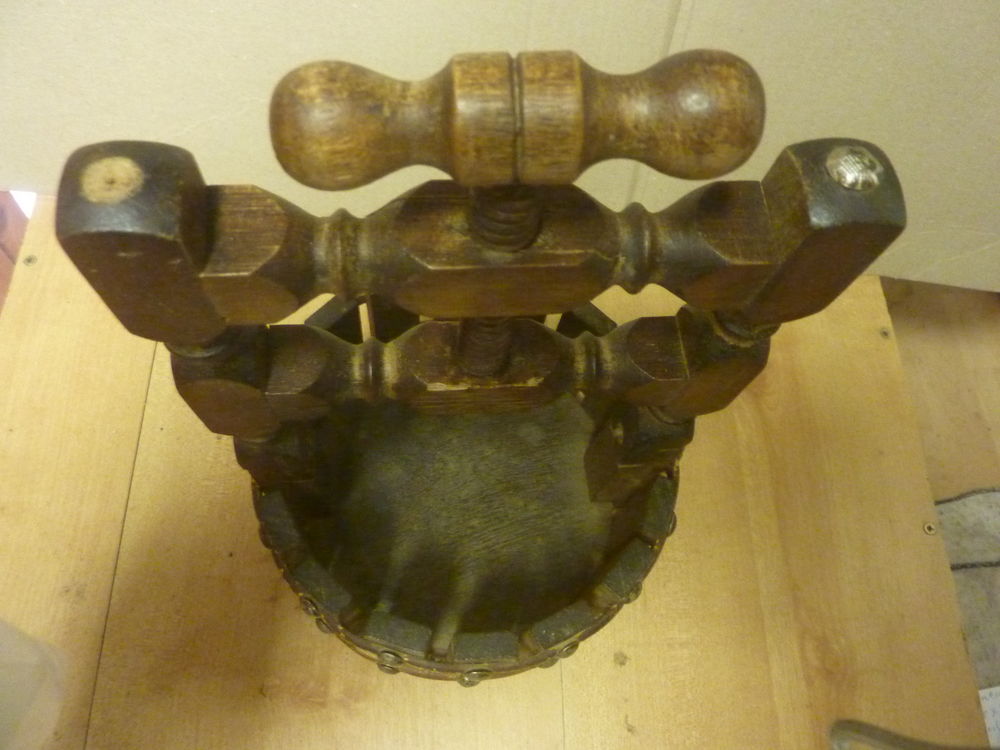 Casse noix bois forme pressoir Décoration