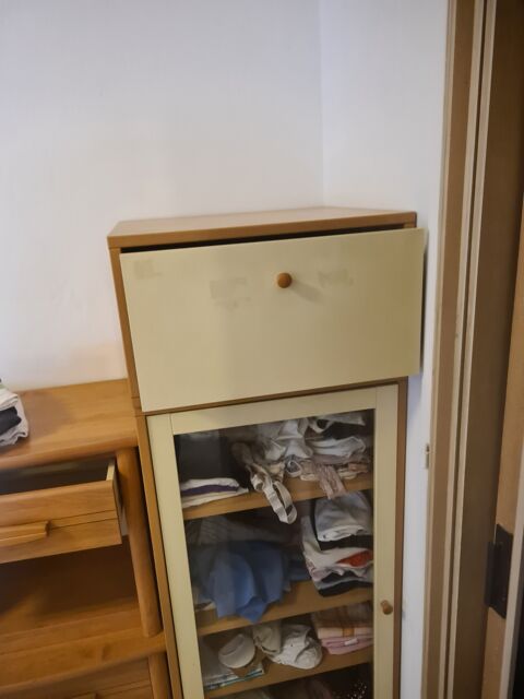 Petit meuble vitrine 4 etageres.
30 St Isidore (06)