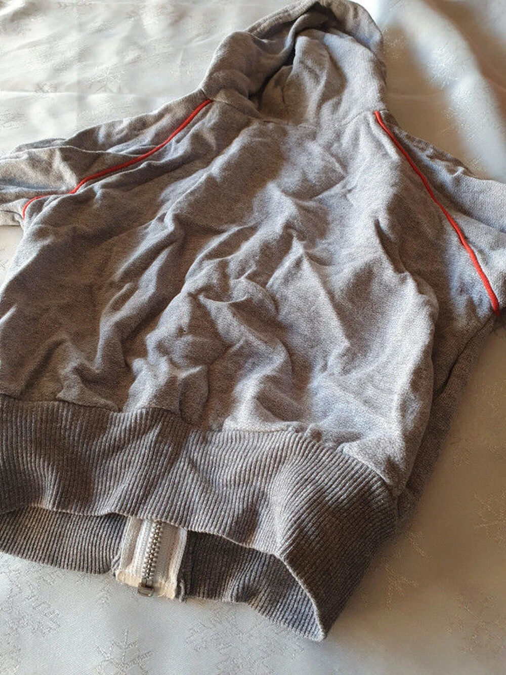 Gilet &agrave; capuche zipp&eacute; 
4 ans 
Vêtements enfants