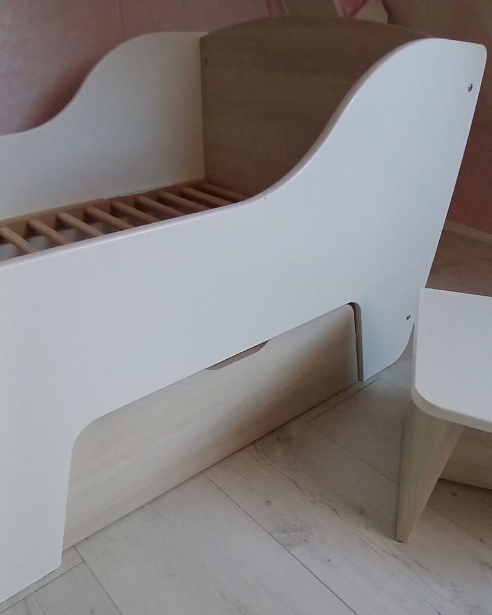 Lit enfant avec chevet blanc et cr&egrave;me Mobilier enfants