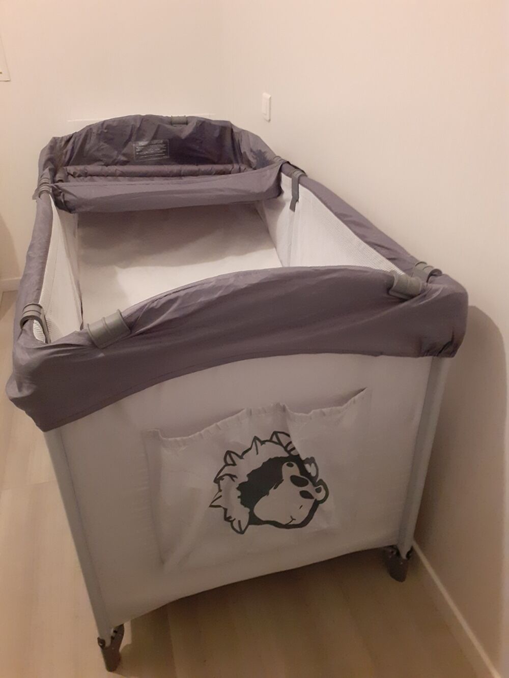 Lit parapluie enfant gris avec motif Mobilier enfants