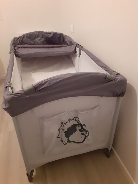 Lit parapluie enfant gris avec motif 40 Saint-Andr-Goule-d'Oie (85)