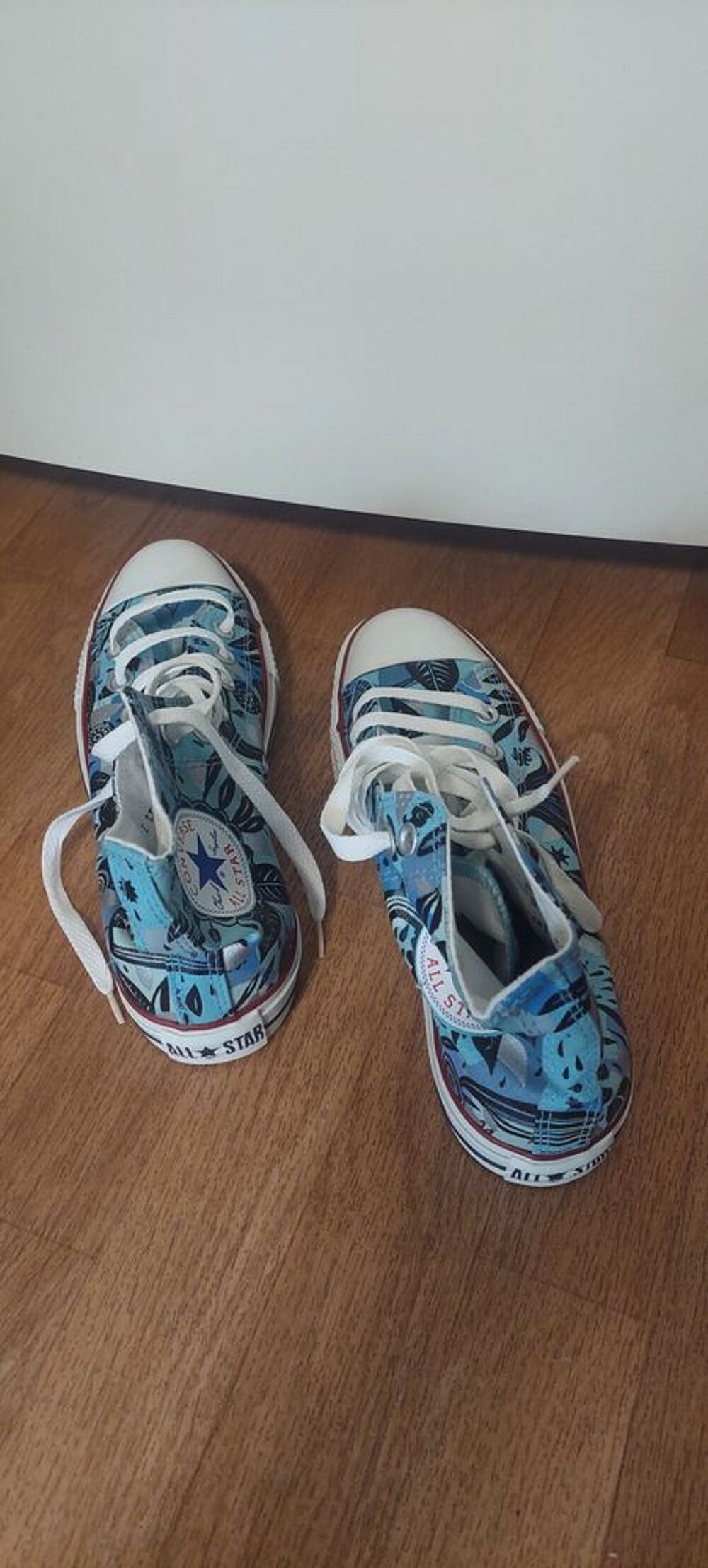 Une paire de Converse Chaussures