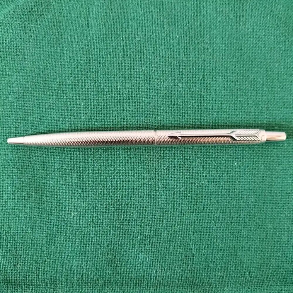 Stylo &agrave; bille Parker en acier cisel&eacute; Bijoux et montres
