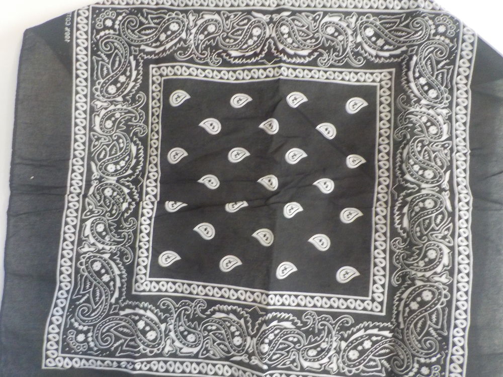 BANDANA NOIR AVEC DESSINS 100% COTON 52 cm x 52 cm Vêtements