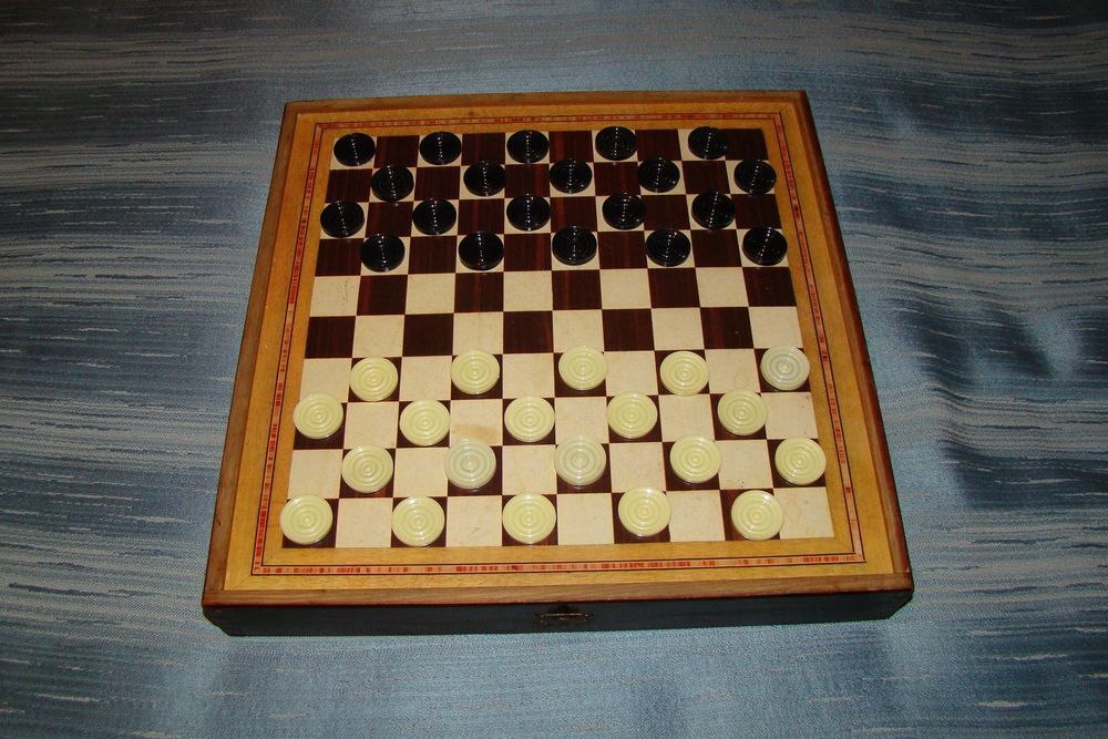 Ancien coffret en bois jeux de soci&eacute;t&eacute; ann&eacute;es 1960 
Jeux / jouets