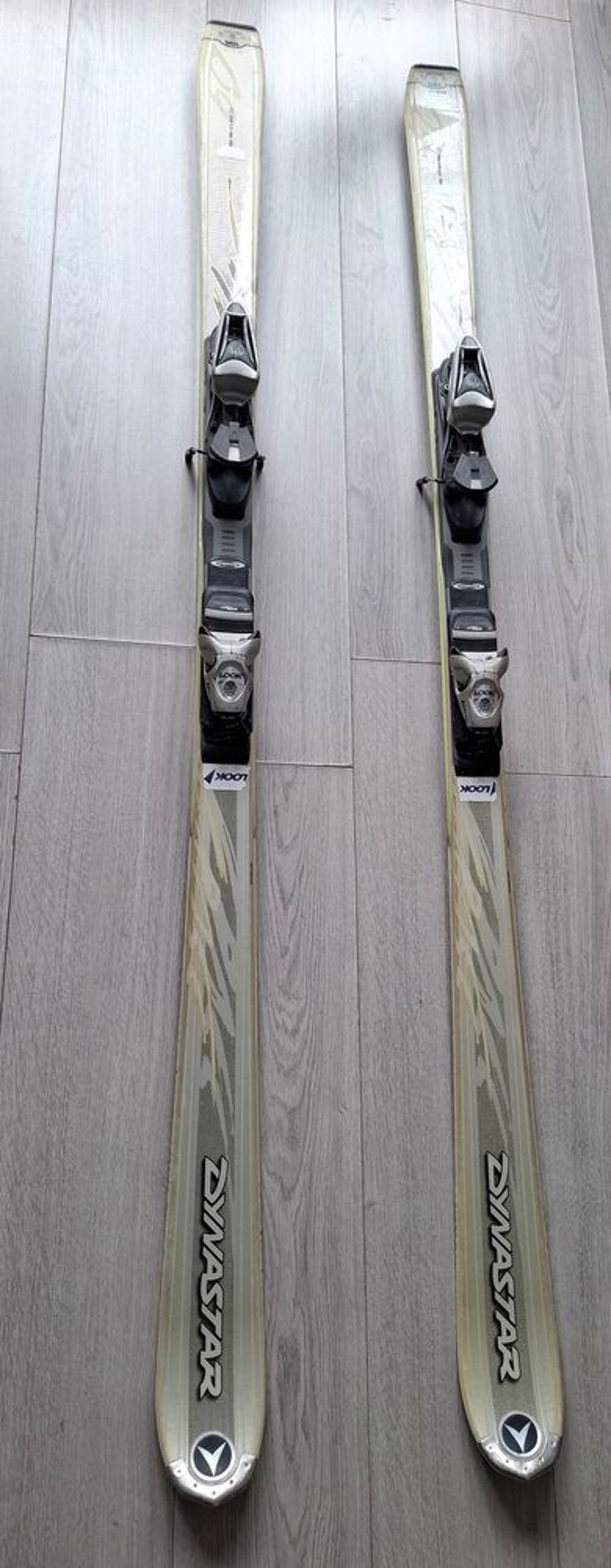 Skis piste Dynastar avec fixations hommes &eacute;tat satisfaisant Sports