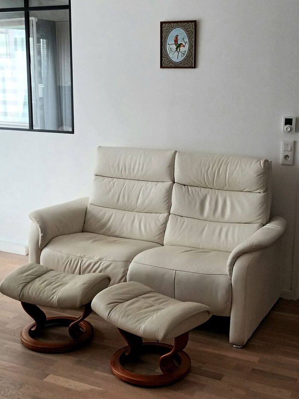Canap&eacute; 2 places cuir blanc avec repose-pieds. Meubles