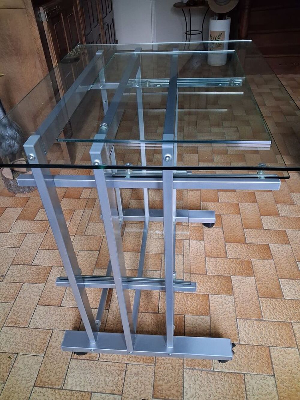 Bureau informatique roulant en verre et m&eacute;tal Meubles